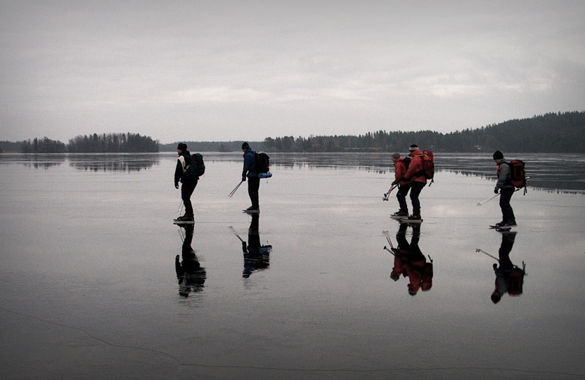 Personer åker skridskor på sjö