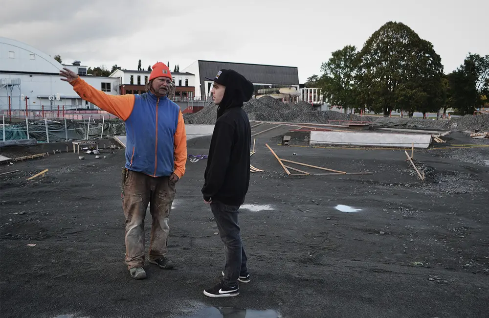 Två män varav en pekar i sidled.