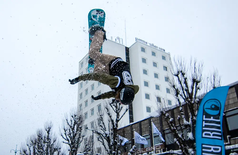 Person hoppar med en snowboard.