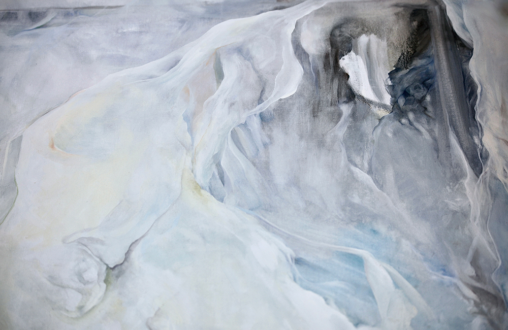 Abstrakt målning i vitt samt ljusa blå och grå färger med delar i mörkare grått.