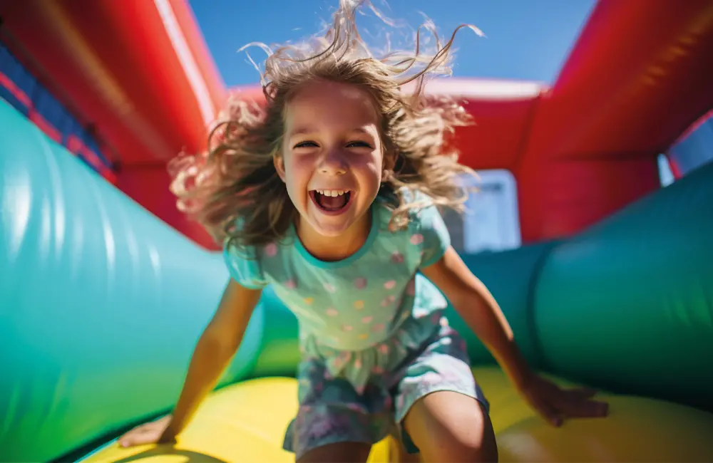 En flicka hoppar i en hoppborg.