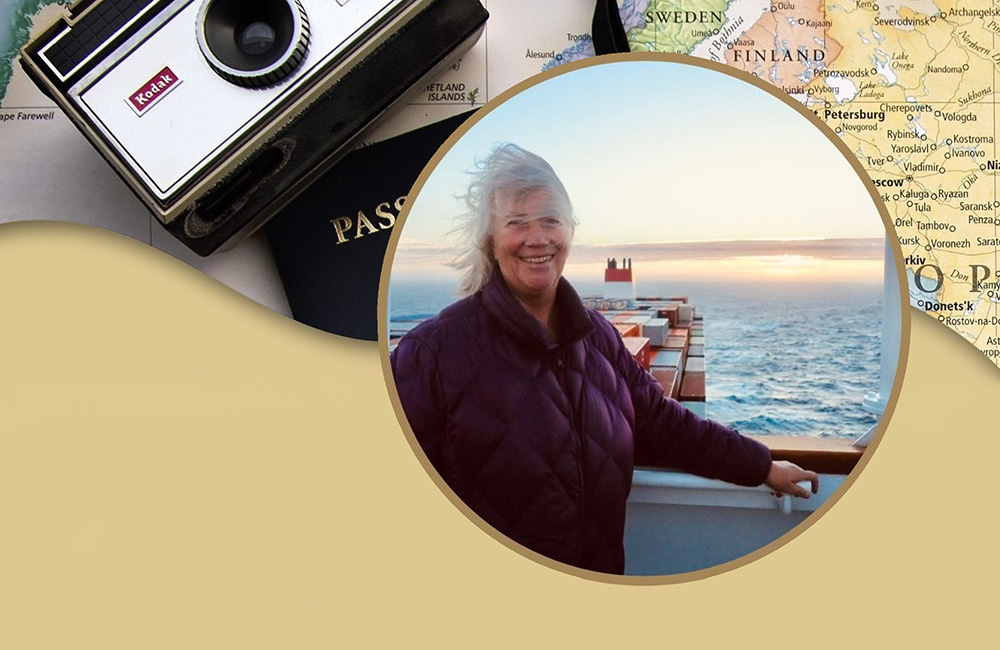 Kvinna med karta, pass och kamera i bakgrunden.