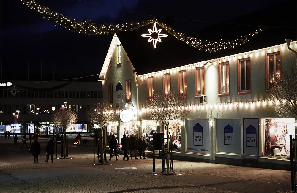 Röda äpplen i en korg i ett marknadsstånd.