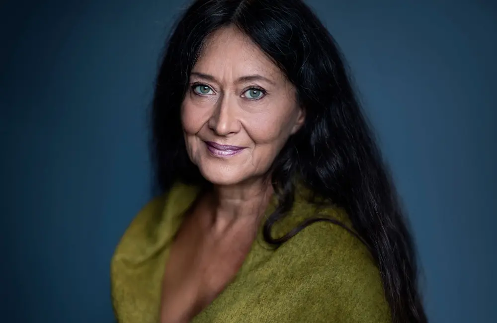 Porträtt av en kvinna med långt brunt hår.