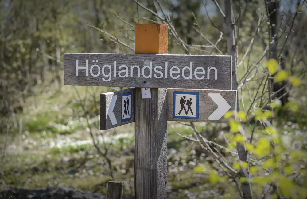 Skylt med texten Höglandsleden.