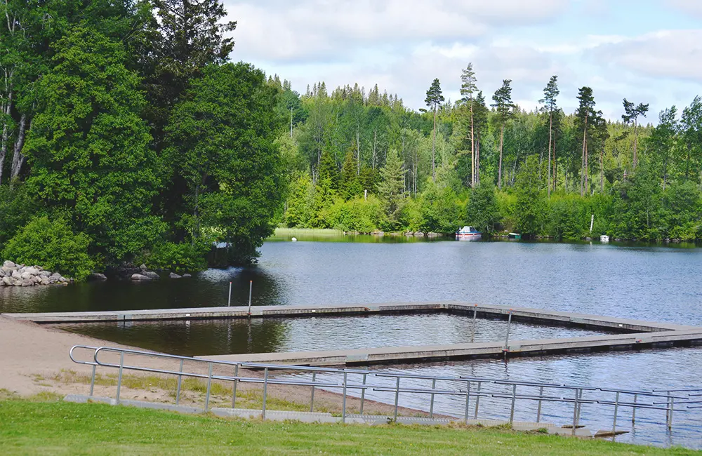 Vareviksbadets badplats med brygga, sanstrand, gräsplan.