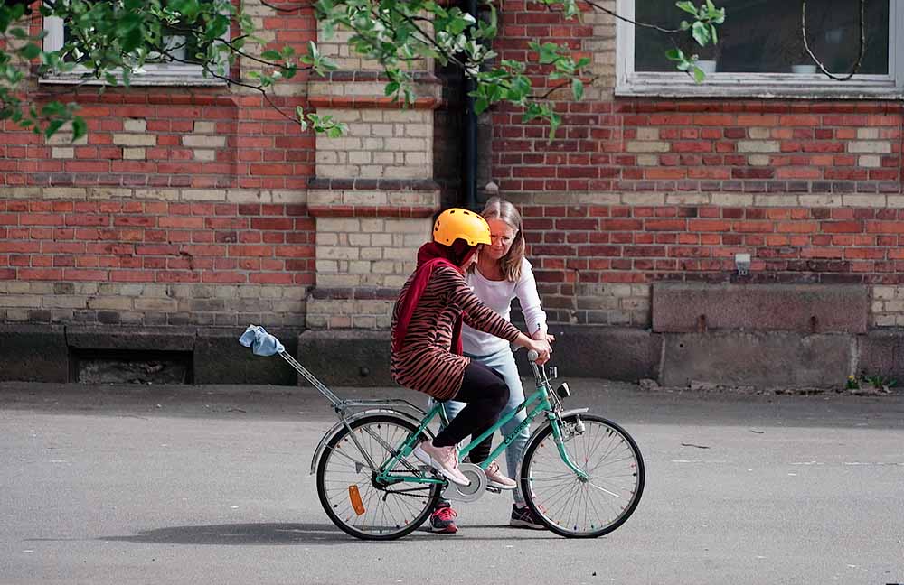 En handledare lär ut cykling till en deltagare i Aktivitetshuset i Nässjö.