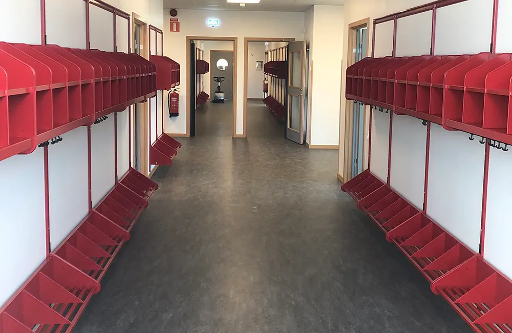 Korridor med skohyllor, förvaringsfack och klädhängare.