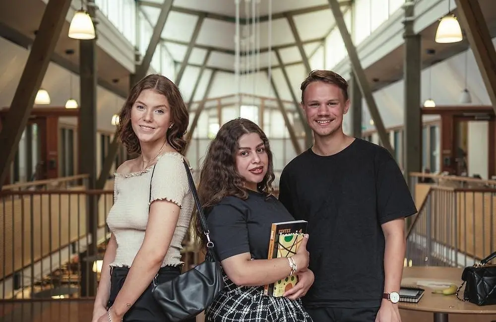 Bild på tre skolungdomar