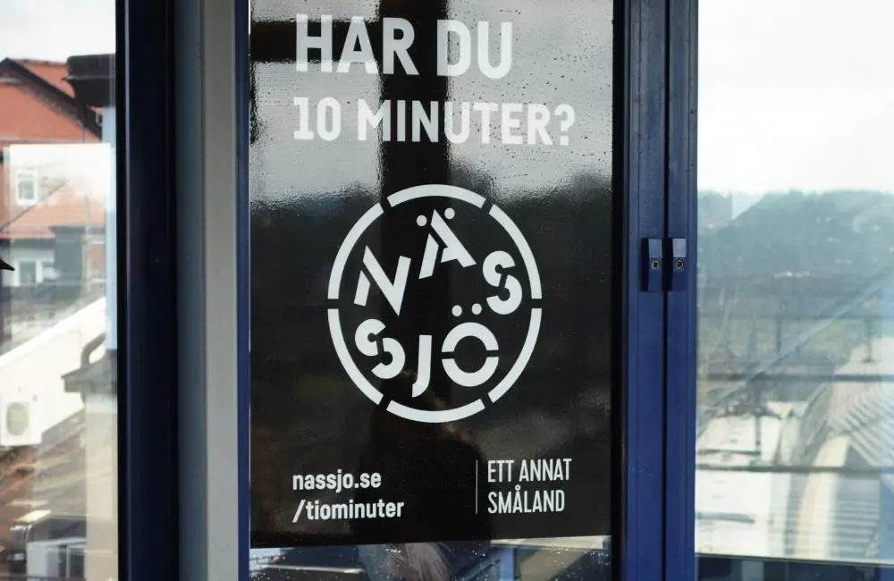 Skylt på fönster med texten Har du 10 minuter.