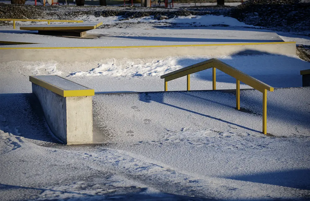 Hinder i form av en bro i skatepark.