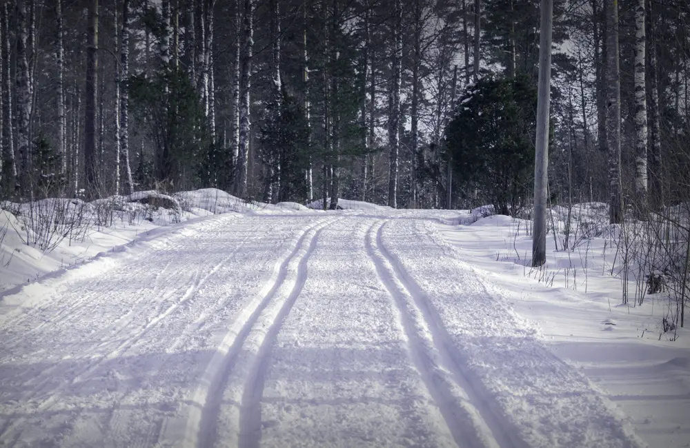 Spår efter skidor i snön.