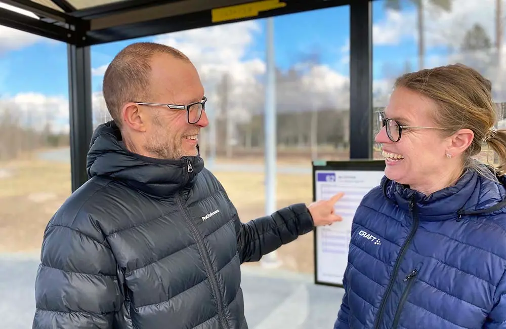 Trafikingenjör Jonas Funkquist och utvecklingsstrateg Karolina Haag-Sjöberg samtalar vid Skogskyrkogårdens busshållplats i Nässjö.
