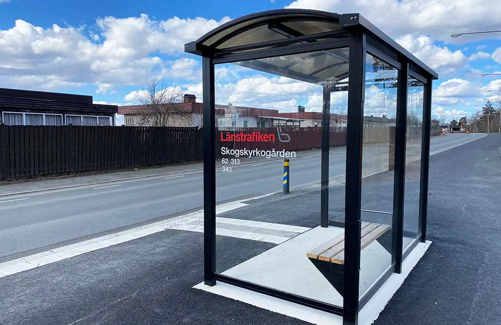 Skogskyrkogårdens busshållplats i Nässjö.