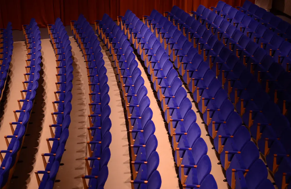 Lokalen erbjuder 415 sittplatser.