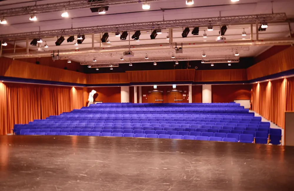 Lokalen
är fullt utrustade med teknik för ljud och bild. 