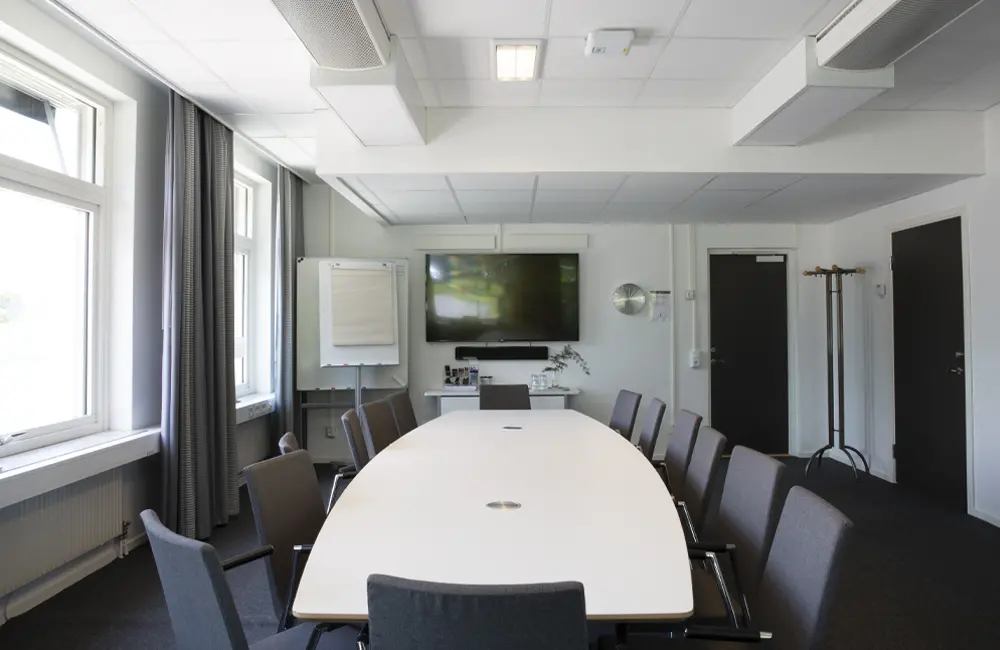 Lokalen finns i entréplan och har plats för 18 personer.