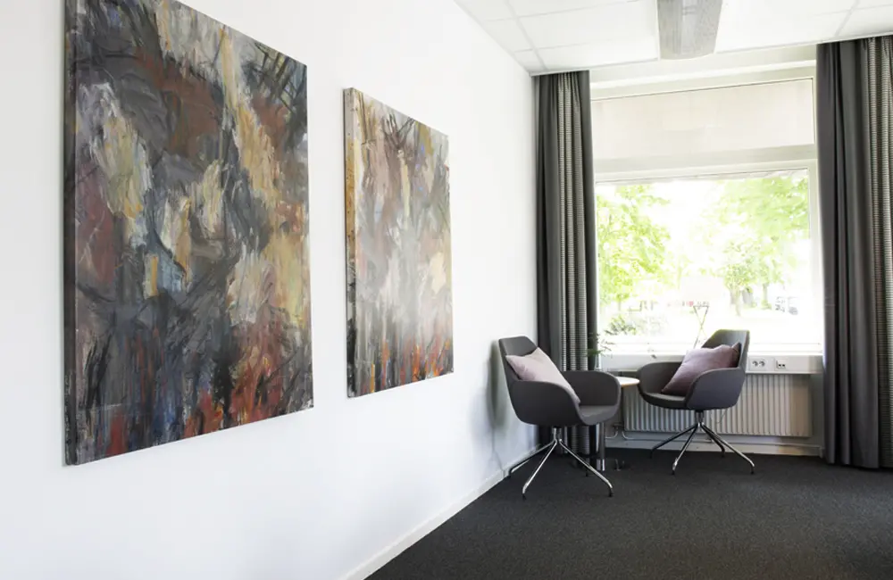 Lokalen ligger i hörnet av huset och har utsikt över Nässjö stadspark.