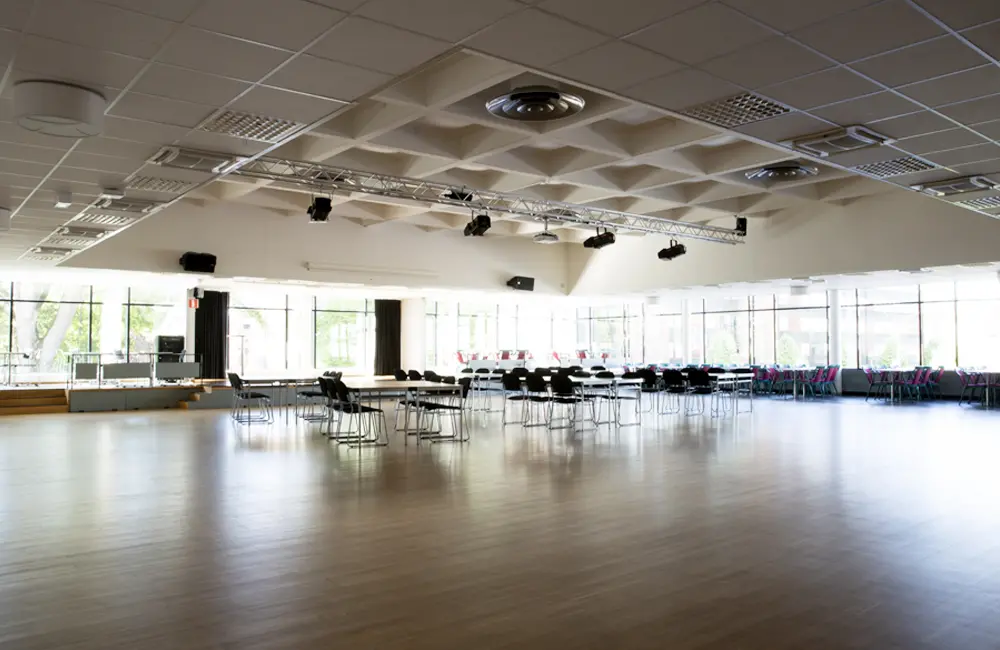 Lokalen erbjuder plats för 400 personer eller 300 vid sittande bord.