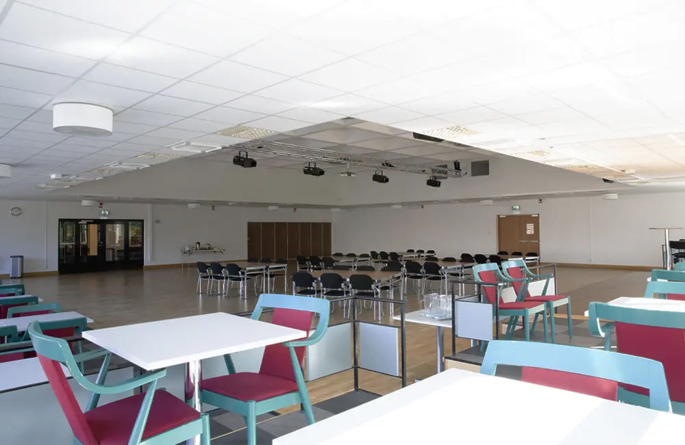 Lokalen
finns på våning 2 och kan nås via två olika trappor och hiss. 