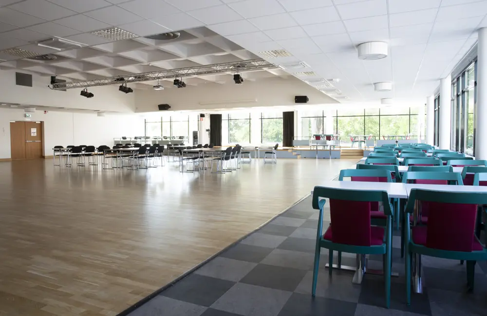 Som
standard erbjuds lokalen möblerad med sittplatser längst med fönstren. 