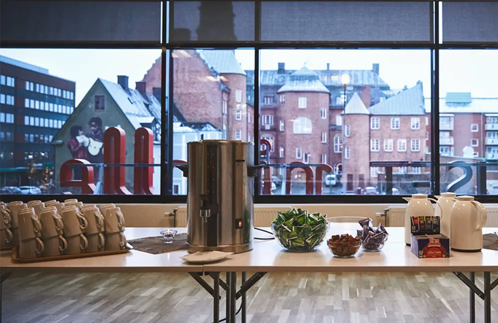 Lokalen har stora fönster med utsikt över stadsparken och stadshuset.