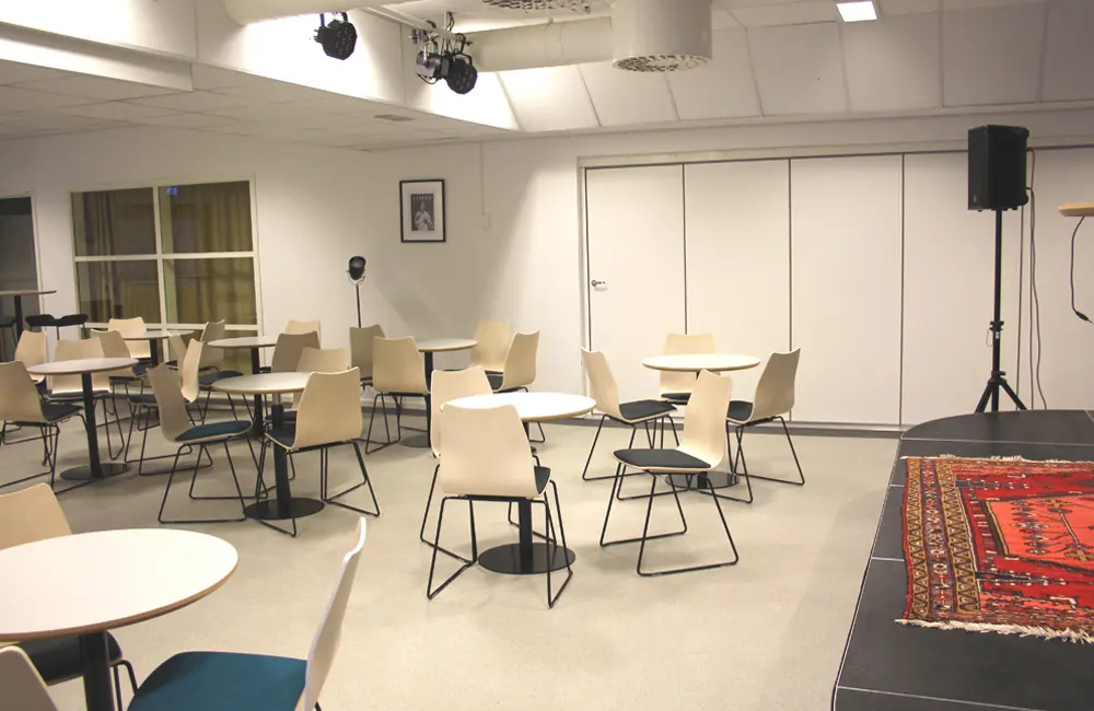 Lokalen erbjuder plats för 40 personer vid sittande bord.