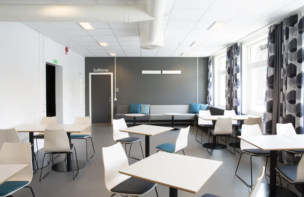 Cafésalen är en trivsam lokal med utsikt mot stadshuset och en av stadens väggmålningar. 