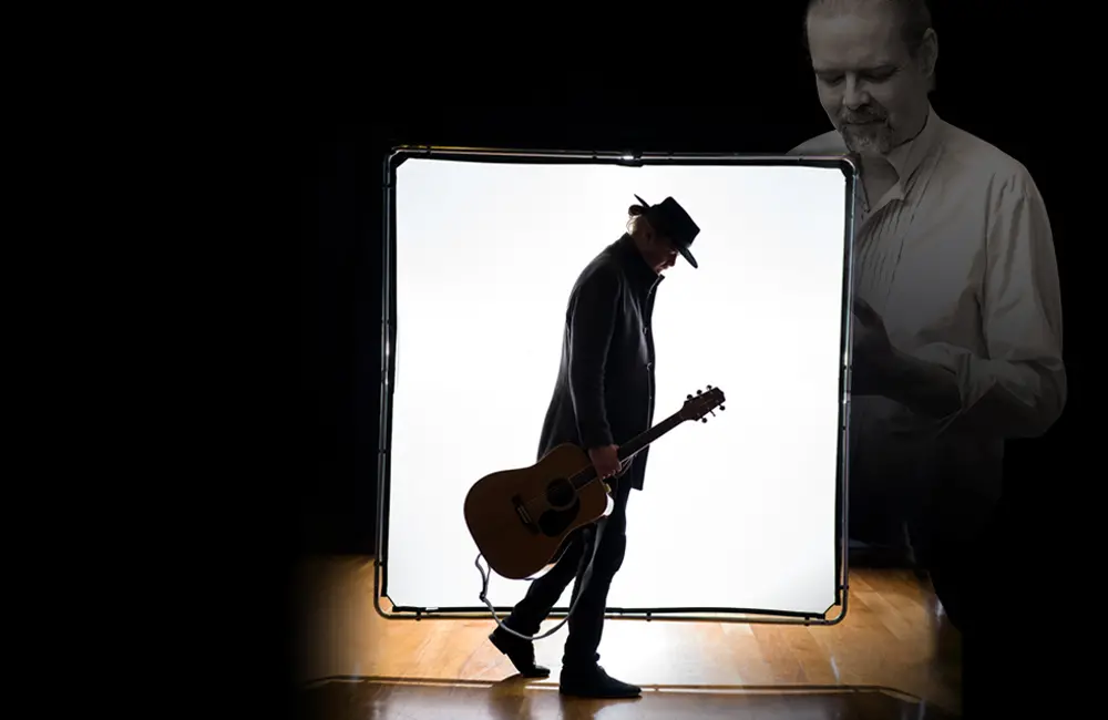 Montage av ett porträtt av en man samt en man i rock och hatt håller i en gitarr.
