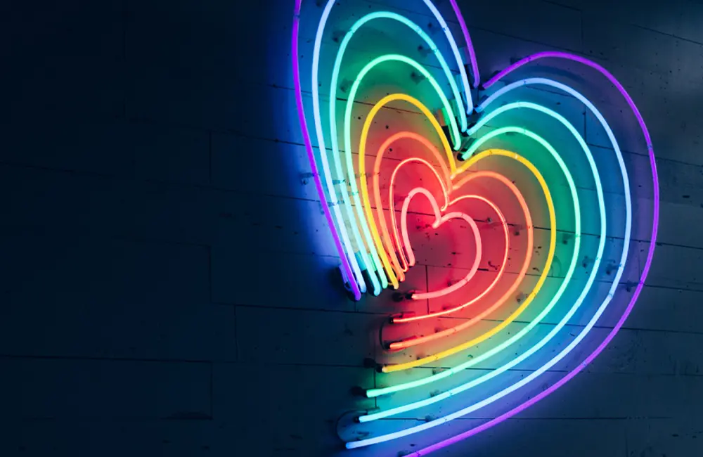 Ett hjärta format av flera ljusslingor i olika färger.