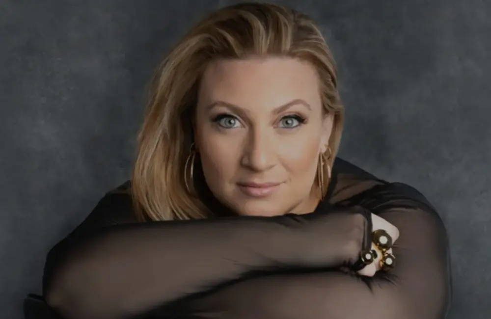 En man i kostym håller om en kvinna i långklänning.