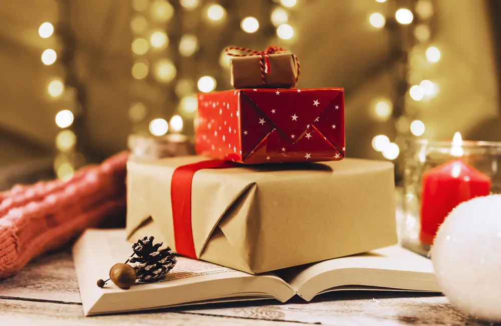 Julklappar och en bok.