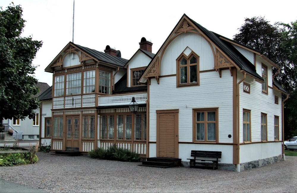 Bröderna Karlssons köpmansgård, trähus uppfört 1902. Idag byggnadsminne. 