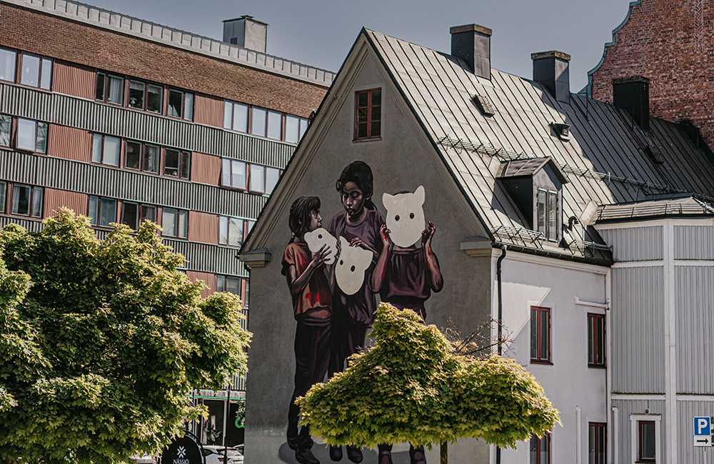 En bild på muralmålningen Barnen och vargen av Milu Corech