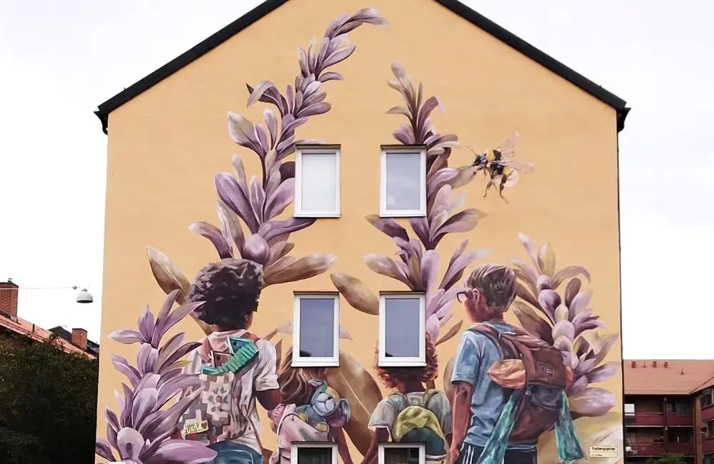 Muralmålning på husfasad.
