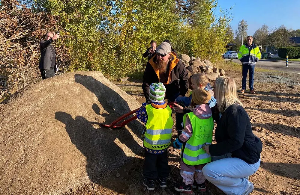 Erik Wågman, ordförande
i tekniska servicenämnden tillsammans med rektor Lisa Bergström och barn från
Bodafors förskolor.