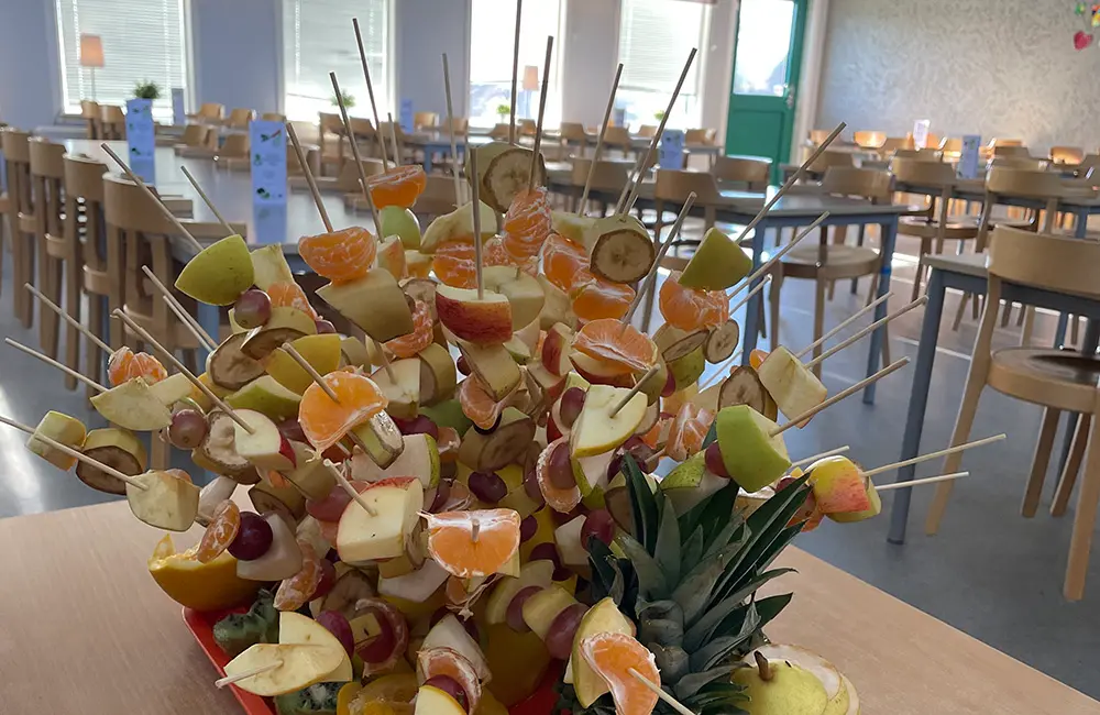 Färgglada fruktspett är ett av flera inslag som tidigare satt extra guldkant på firandet av Offentliga måltidens dag i Nässjö kommun.