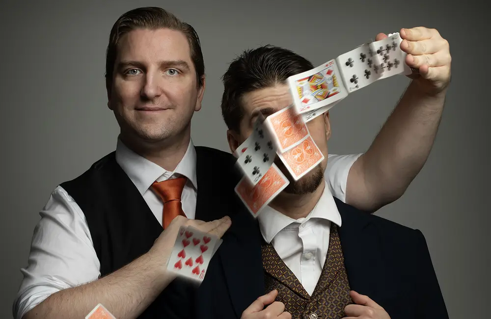 Två män och en kortlek.