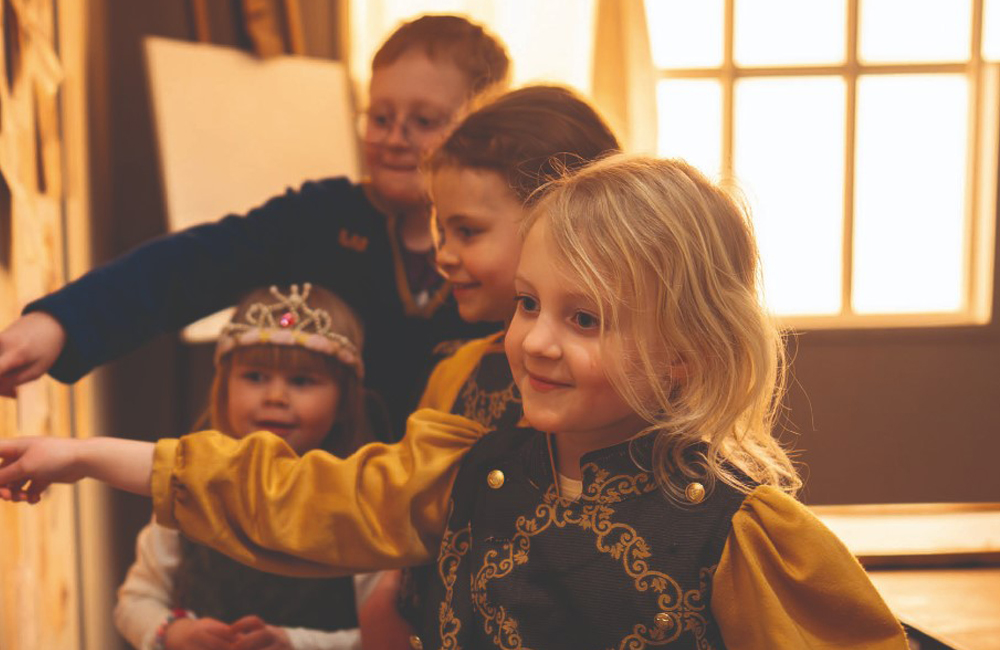 Fyra barn har klätt ut sig till prinsar och prinsessor.