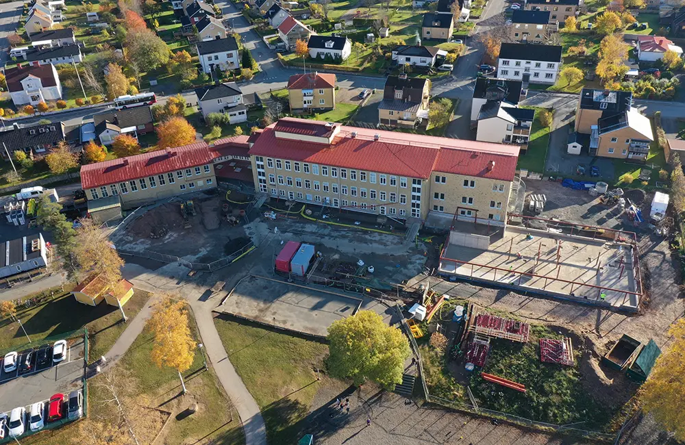 Pågående byggnation av Nyhemsskolan. Bilden visar hela byggnaden uppifrån.