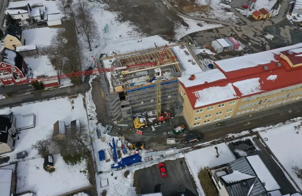 Pågående byggnation av Nyhemsskolans fasad. Bilden visar hela byggnaden uppifrån.