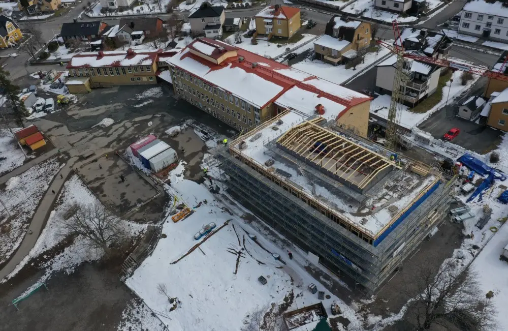 Pågående byggnation av Nyhemsskolans fasad. Bilden visar hela byggnaden uppifrån.