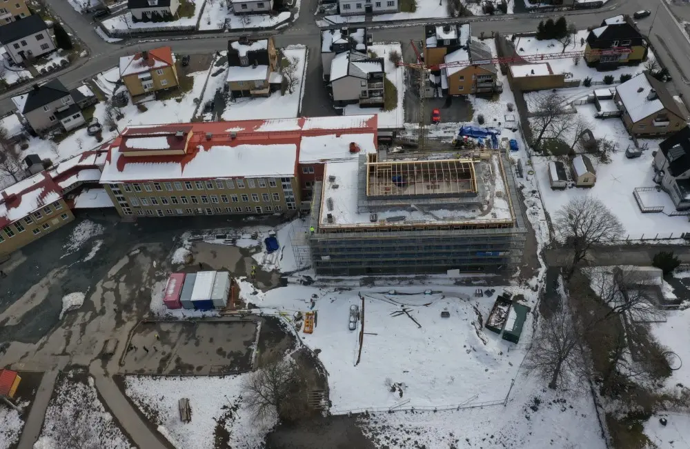 Pågående byggnation av Nyhemsskolans fasad. Bilden visar hela byggnaden uppifrån.