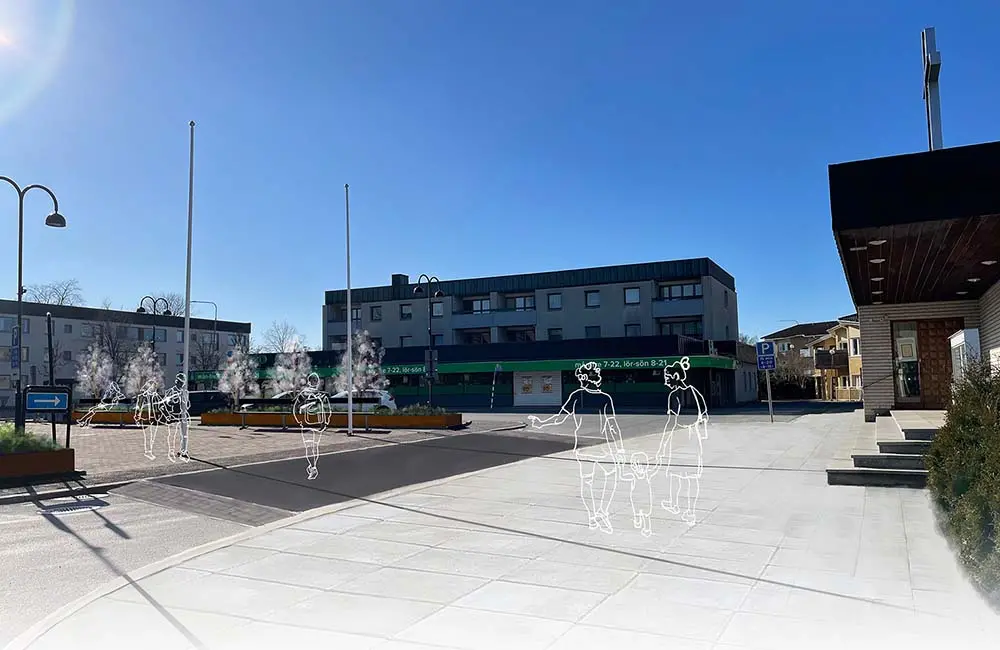 Illustration över torget i Forserum efter planerad upprustning. Bilden visar en öppen yta med nya trädplanteringar i stora odlingslådor. Flera människor promenerar över torget, och en familj går tillsammans framför kyrkans entré till höger i bilden.