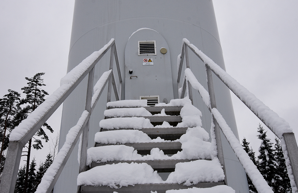 Bild på en trappa upp till en dörr på ett vindkraftverk.