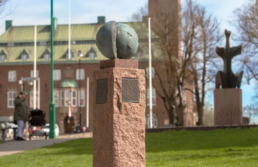 Skulptur i brons med en sockel av röd grovhuggen smålandsgranit.