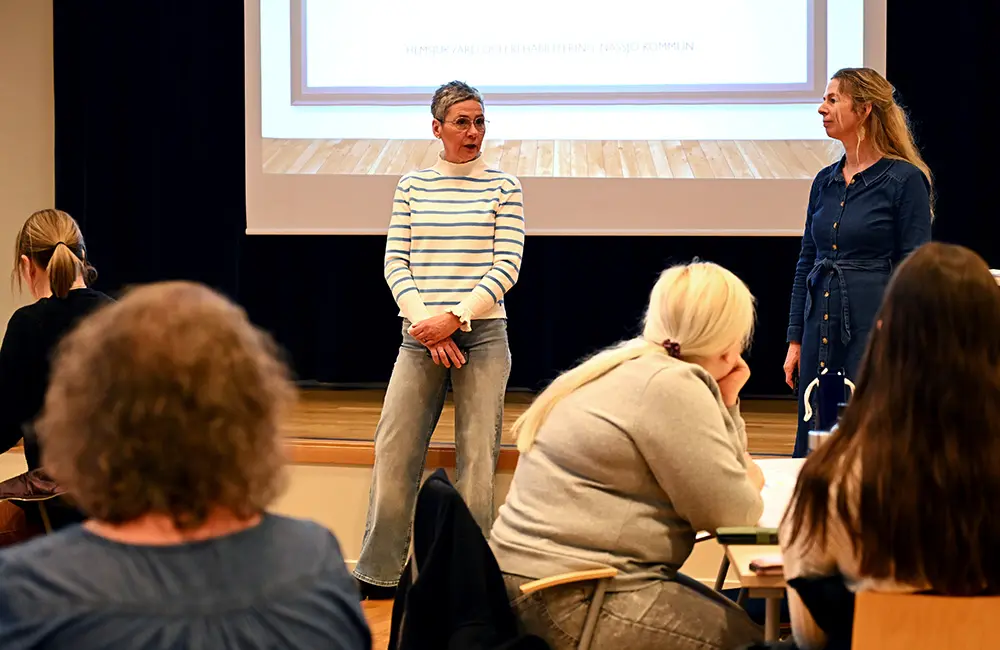 Ulrika Ribbholm, hälso- och sjukvårdschef på Nässjö kommun, och föreläsare Charlotte Råwall, står framför publik i en sal.