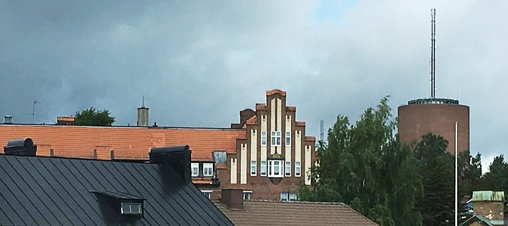 Stadsiluett över Nässjö stad med vattentornet i bakgrunden.