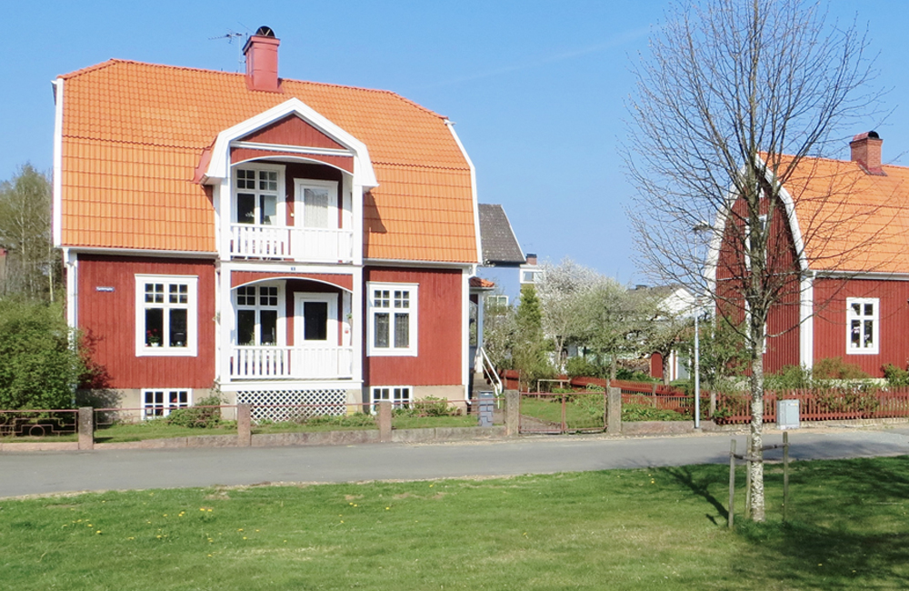 Bild på två röda hus på Egnahemsgatan i Nässjö.