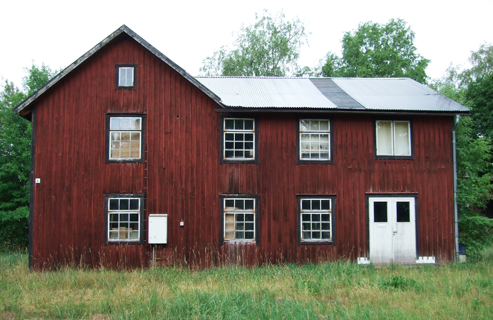 Bild på möbelfabrik i trä, målad med falu rödfärg.